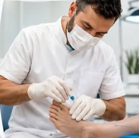 Profesional de la salud usando guantes de nitrilo blancos